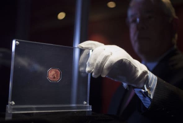 Con 2.54 por 3.17 centímetros (1 pulgada por 1¼ pulgadas) la estampilla, conocida como One-Cent Magenta, por su color y valor nominal, no se ha visto en público desde 1986.