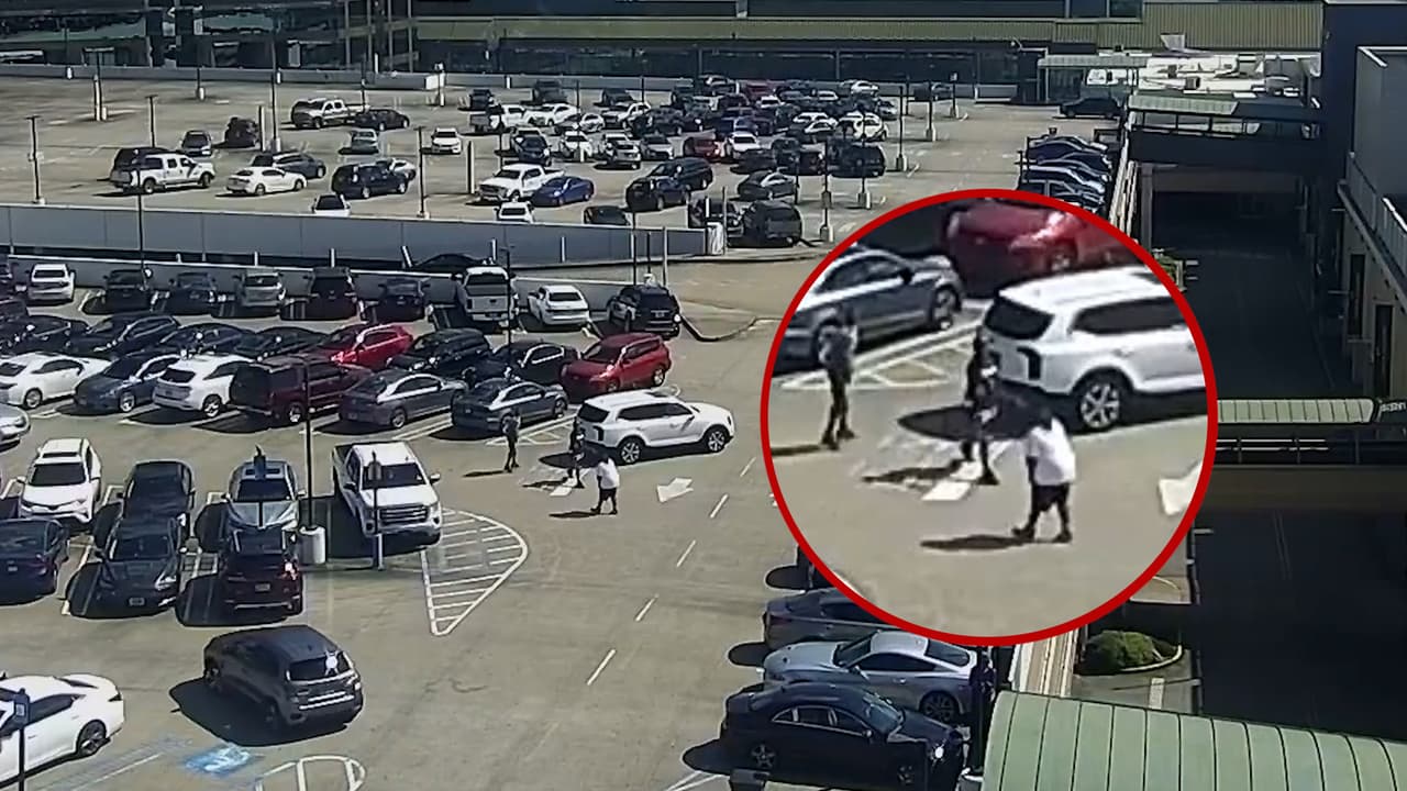 Roban y disparan a un hombre en el estacionamiento del Lenox Mall