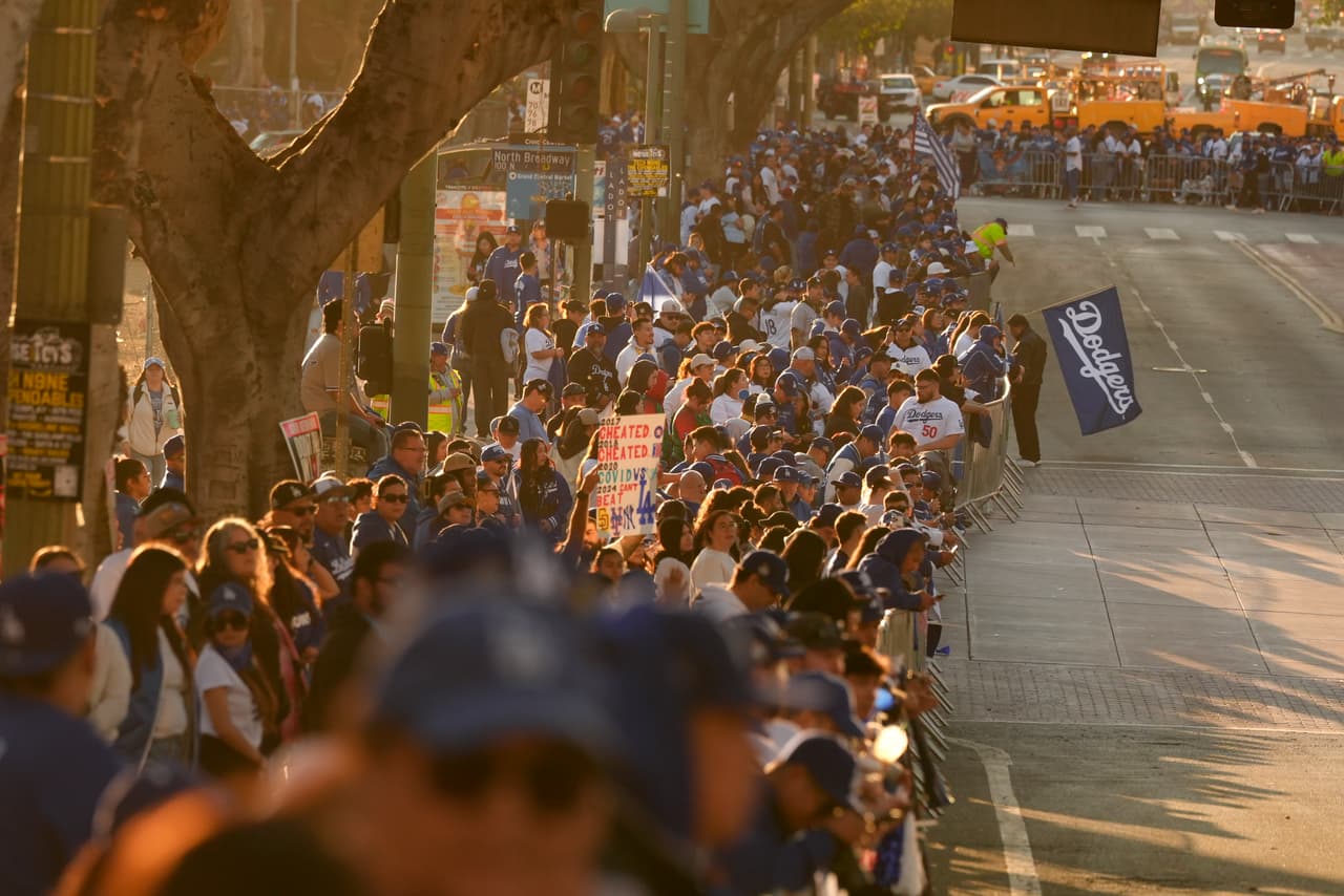 Al coro de 'Go Dodgers!', los
<b> fanáticos de béisbol esperaron al equipo para poder ver el trofeo del campeonato de la Serie Mundial.</b>