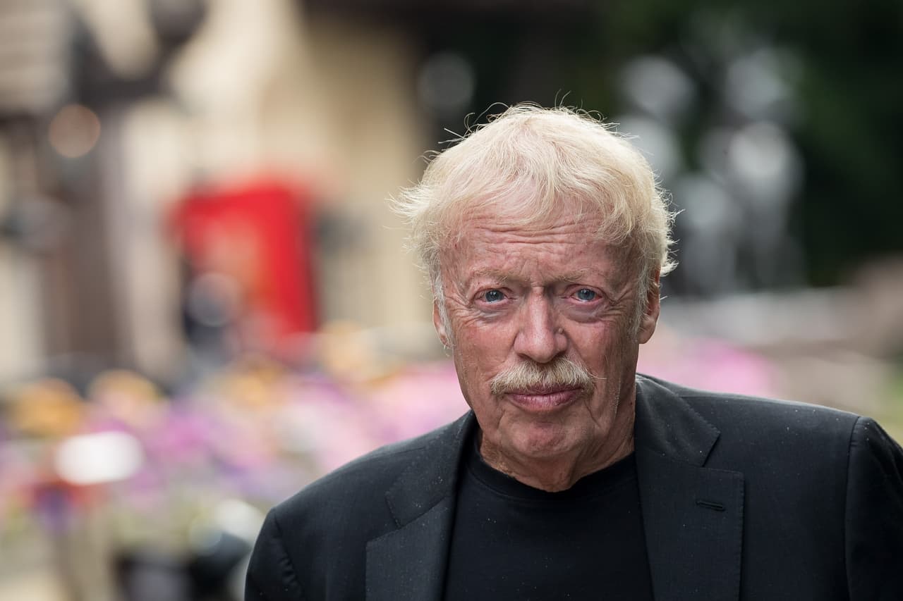 <b>Puesto 26. Phil Knight y familia</b>
<br>
<br>Donaciones de por vida: 1,200 millones de dólares.
<br>
<br>Porcentaje del patrimonio neto donado: 2.2%.
<br>
<br>Patrimonio neto: 52,900 millones de dólares.
<br>
<br>Enfoque de sus aportes: educación.
<br>
<br>El fundador del gigante del calzado Nike y su esposa Penny han hecho grandes donaciones a la Universidad de Oregon y la Escuela de Negocios de Stanford, donde estudió el empresario, y también a organizaciones periodísticas. En 1997 fundaron la Knight Foundation, desde donde canalizan los aportes. 
<br>