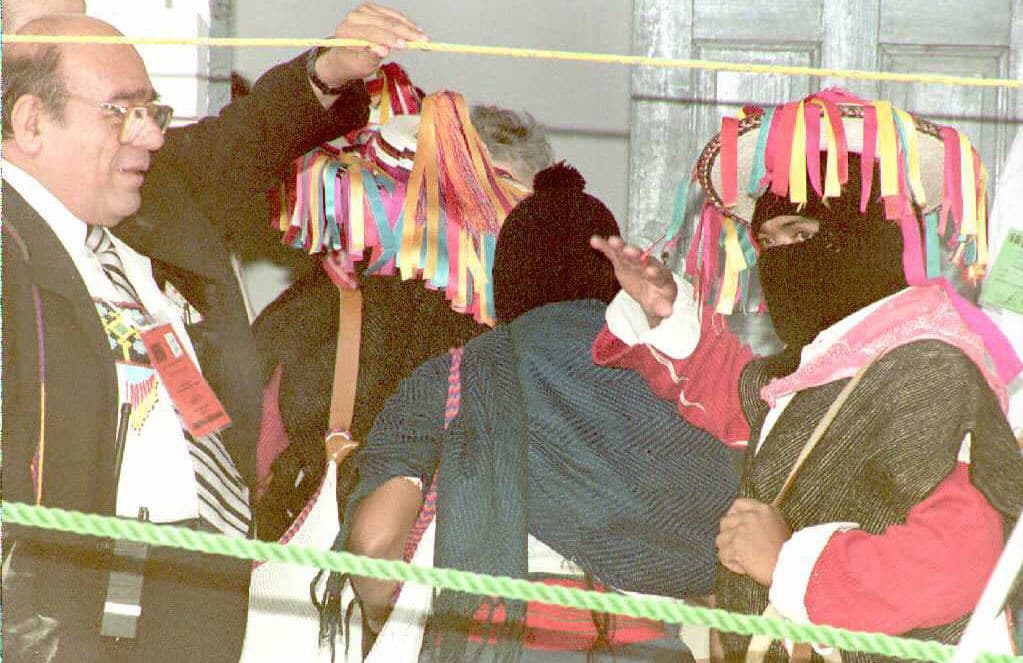 Una imagen de Samuel Ruiz con algunos zapatistas en el marco de las negociaciones de San Andrés Larrainzar.