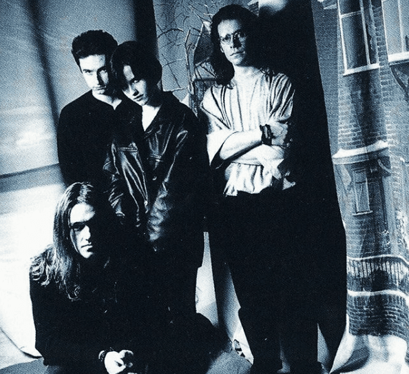 Dolores se dio a conocer tras convertirse en líder de la banda The Cranberries, una de las agrupaciones pop rock más exitosas de la década de 1990.