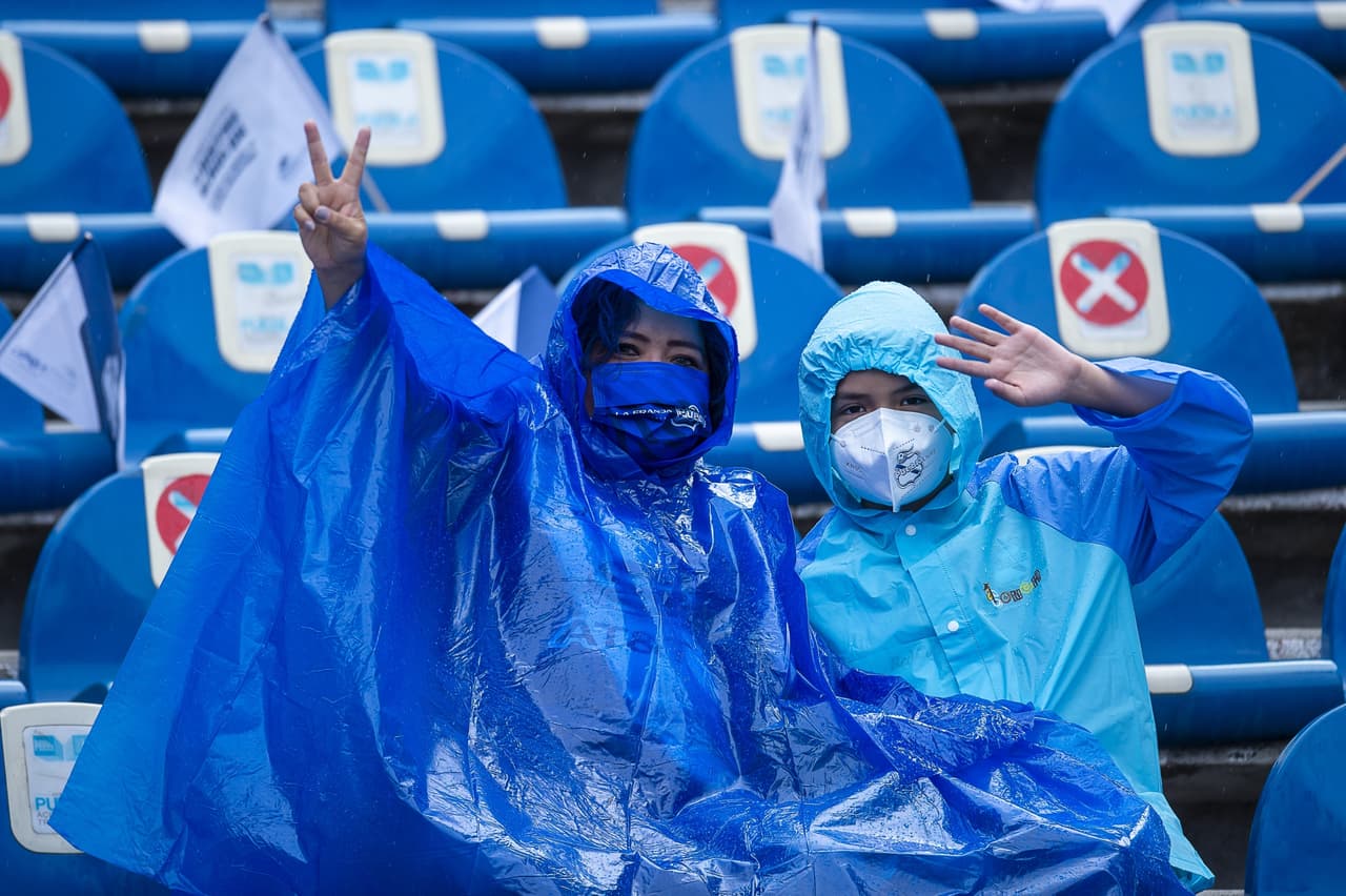 El público jugó su partido y se hizo presente pese a la lluvia para apoyar al equipo de Larcamón.