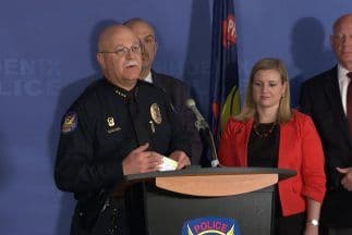 Despiden al Jefe de la Policía de Phoenix: No fue una sorpresa su partida, sino la forma como salió. Durante meses, el jefe de la policía de Phoenix había estado rodeado de controversia y críticas por la manera de manejar el departamento. Lo que nadie se esperaba es que anunciaran su despido el mismo día que éste convocó a una rueda de prensa para que se le extendiera su contrato, y así callar a sus detractores.
