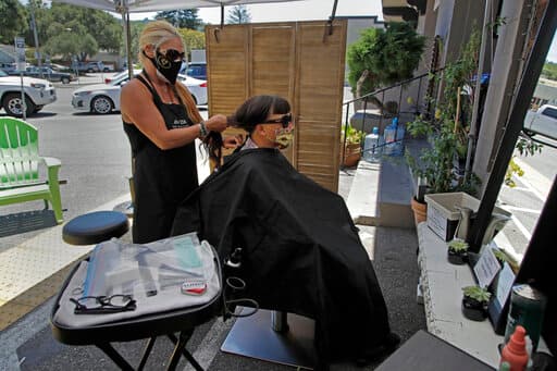 <a href="https://www.univision.com/local/los-angeles-kmex/cortes-de-pelo-y-tratamientos-al-aire-libre-las-nuevas-condiciones-para-salones-de-belleza-en-california-en-tiempos-del-coronavirus-fotos">Las peluquerías y barberías </a>que permanecen abiertas deben operar también a la intemperie. Los estilistas y clientes debe usar mascarillas en todo momento. Algunos tratamientos especiales ya no se ofrecen y el uso de baños es limitado en algunos casos.