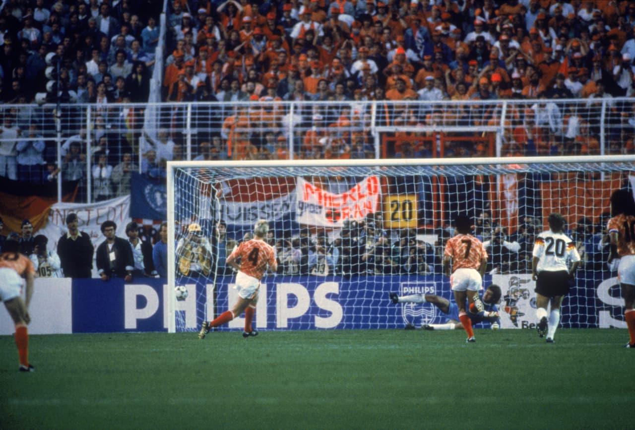 Ronald Koeman se destacó con la precisión de sus disparos de pelota quieta. Con Barcelona tomó fama mundial por hacer el gol de la victoria ante la Sampdoria en la Liga de Campeones de 1992.