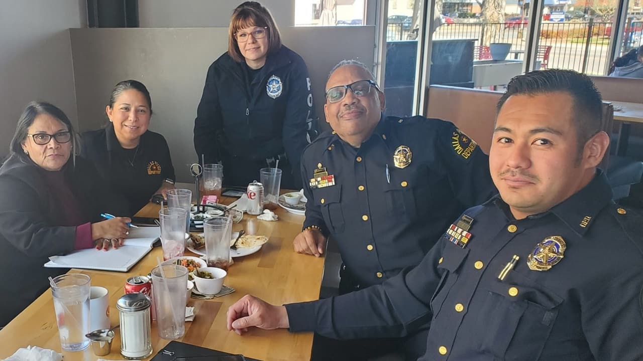 Comadres Unidas de Dallas: un grupo de hispanas que trabaja con la policía por la comunidad migrante del Metroplex