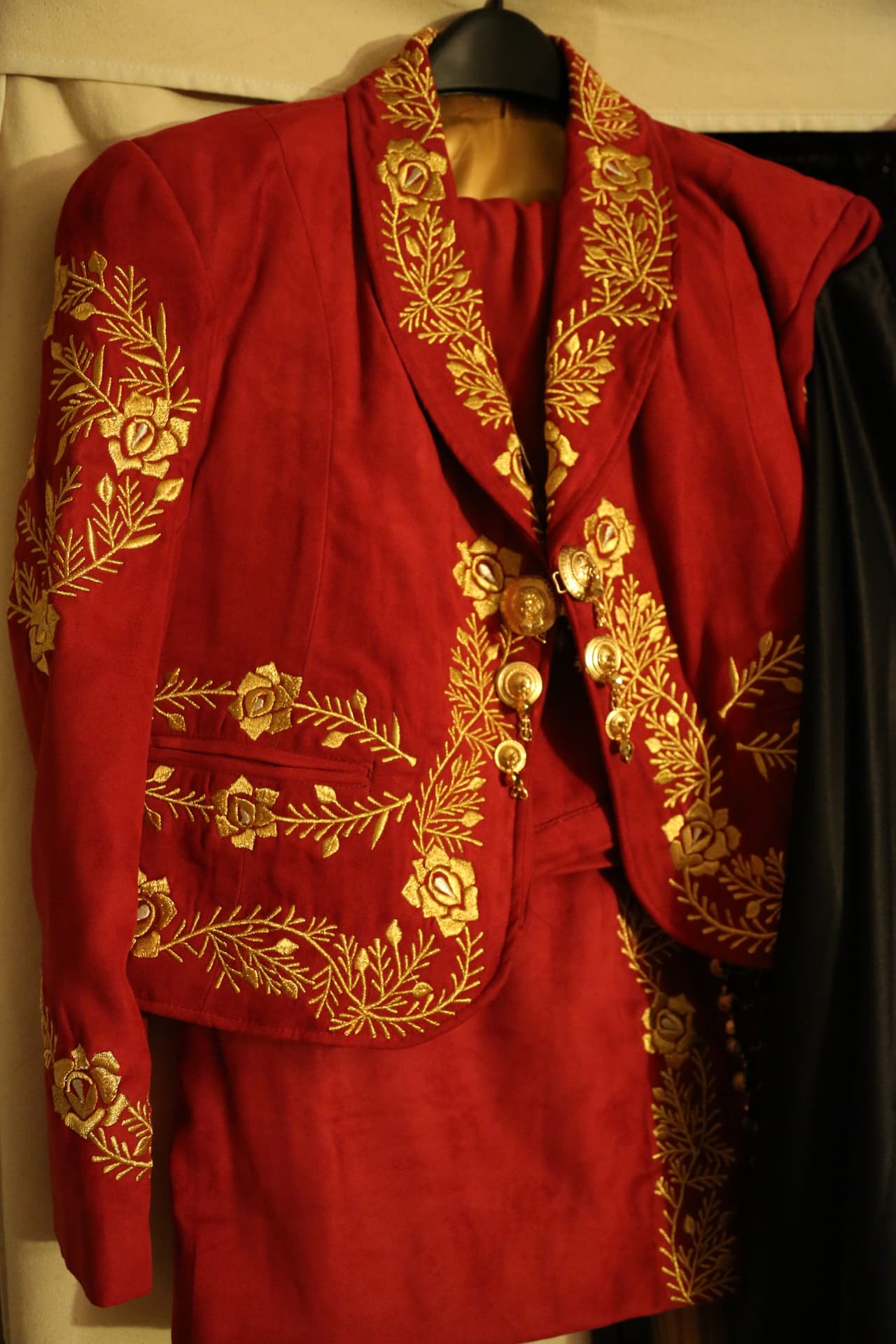 También nos mostró el tradicional traje de mariachi que utiliza.