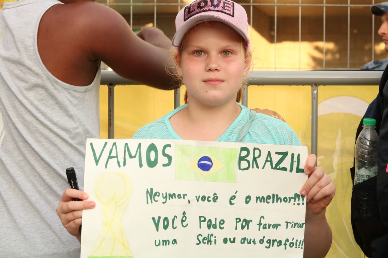 Ekaterina, una niña rusa, se postró en el hotel esperando el milagro de que Neymar le hiciera caso por algunos momentos para una 'selfie'.