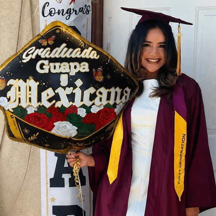 "
<b>Felicito a mi hija por sus logros. Es una niña super entregada</b> a lo que hace. Graduada de la Universidad de Tempe Arizona. ¡Mucho qué agradecer a Dios!", se lee en la imagen de Britney Vera.