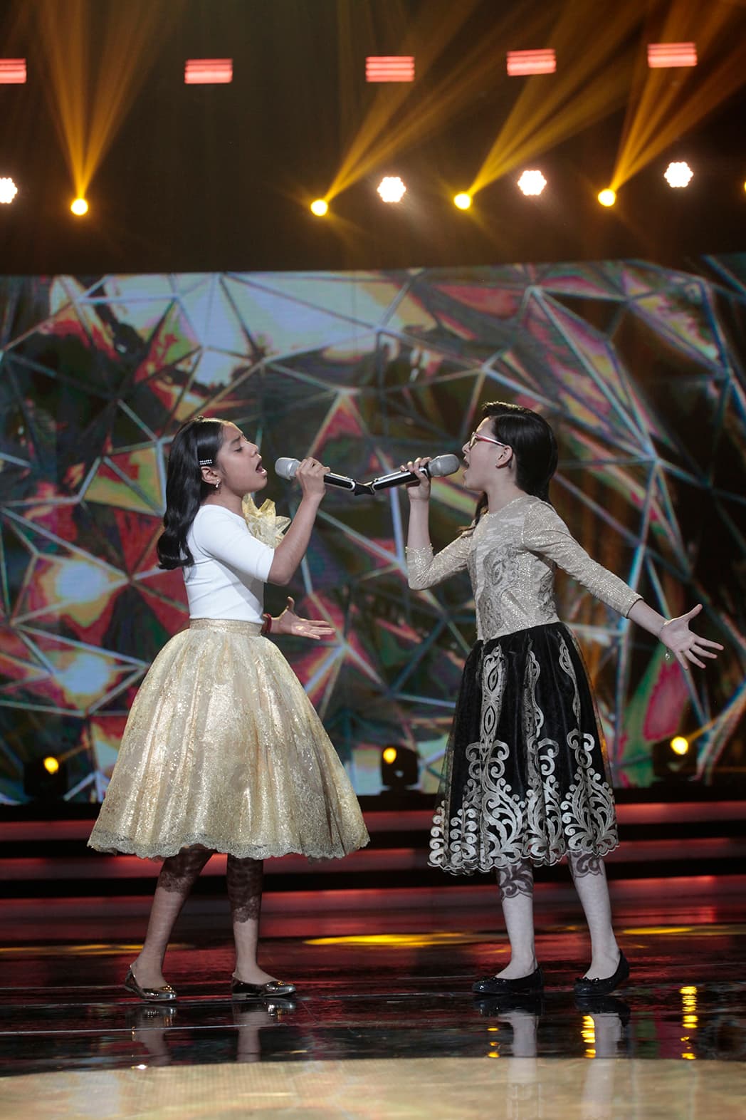 A un episodio de que termine Pequeños Gigantes, Miguel Bosé lanzó la petición: "Yo quisiera que cantaran más juntas".