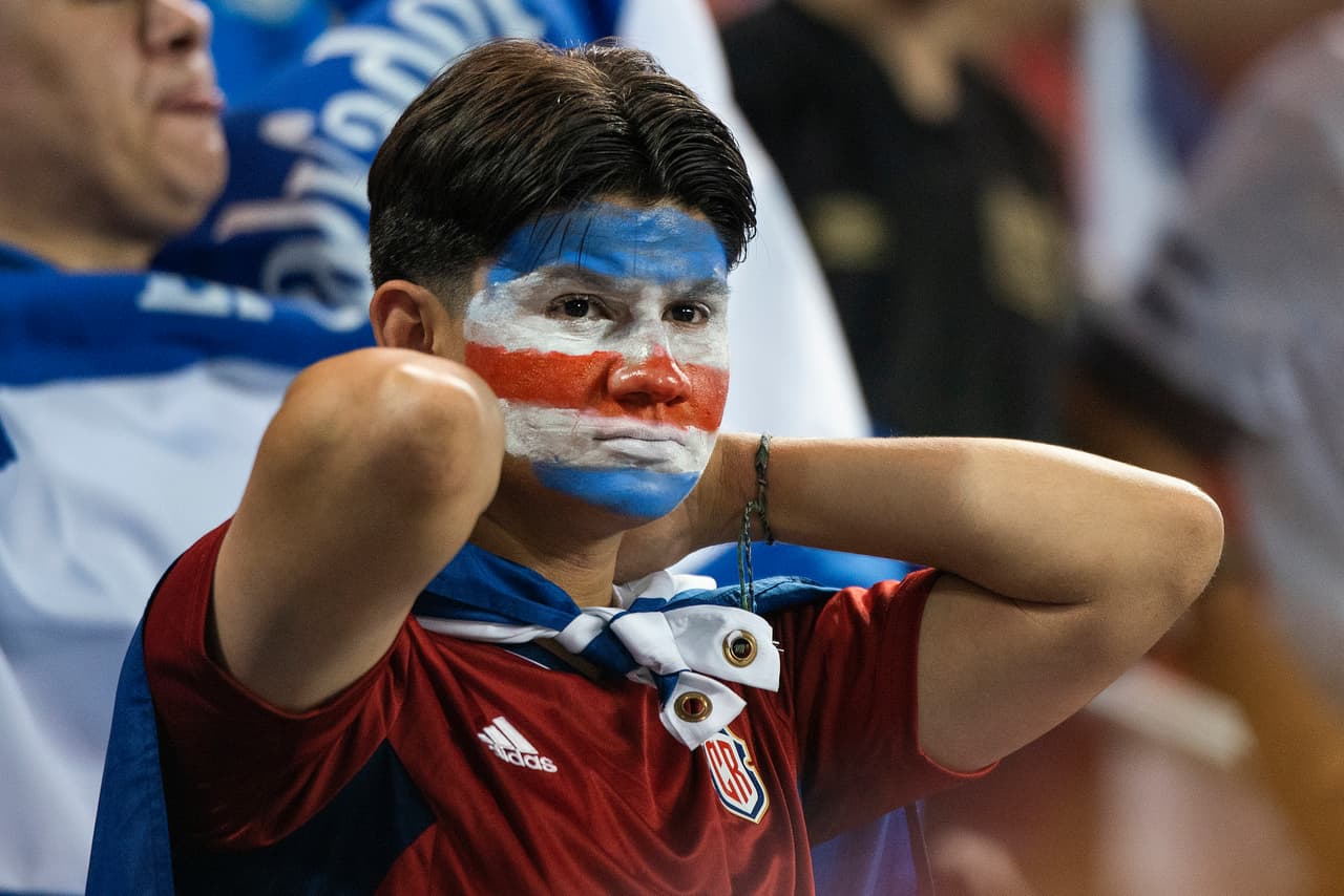 Un joven costarricense con los colores de la bandera en el rostro para apoyar a la selección de su país.