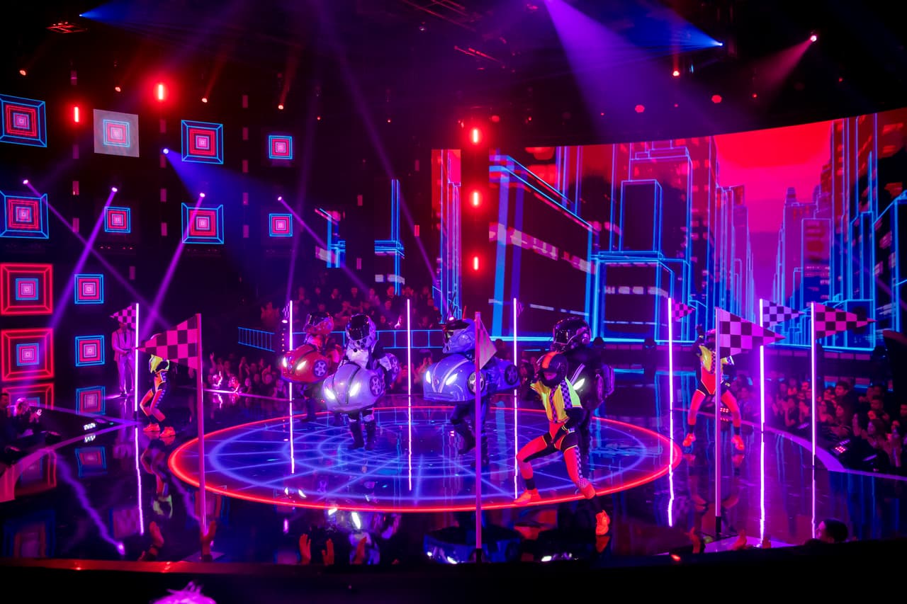 Mejor tema no pudieron encontrar para interpretar este segundo show: ‘Gasolina’ de Daddy Yankee. Después de verlos cantar los investigadores apostaron porque Mercurio, Magneto o Morat son quienes dan vida a Carritos Chocones.