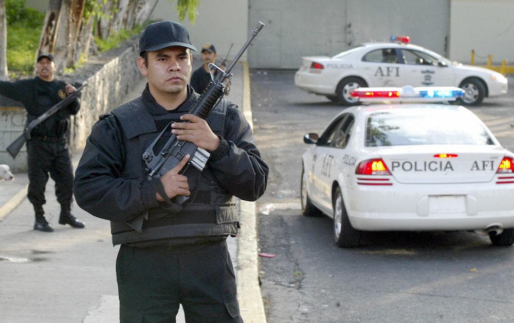 Policía mexicana alrededor del penal de Oriente