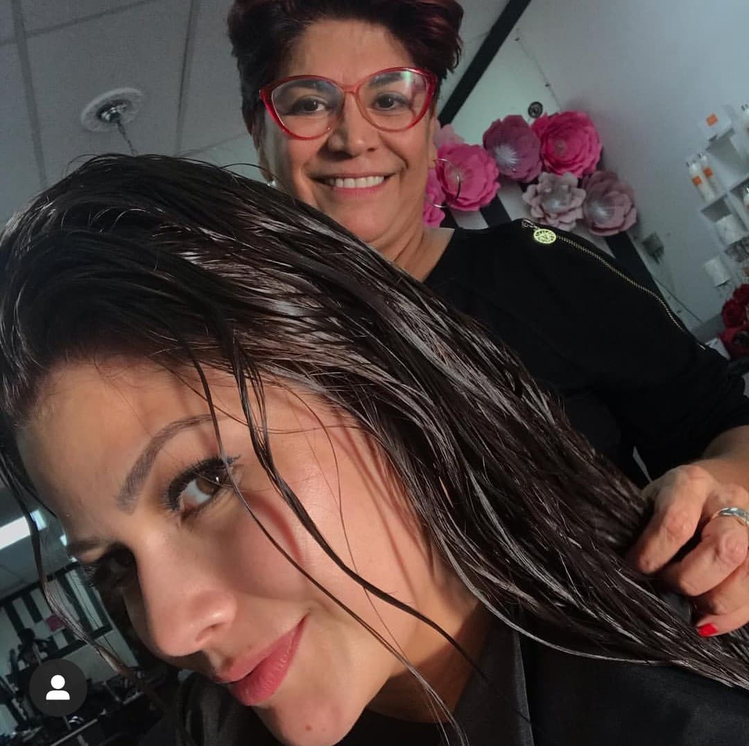 La madre de Karla Martínez es una gran amiga de Ana Patricia, y su principal cómplice en sus cambios de look. La señora María Goretti tiene un exitoso salón de belleza en el que consiente a su hija Karla, a su nuera Ana, y por supuesto, a sus nietos.