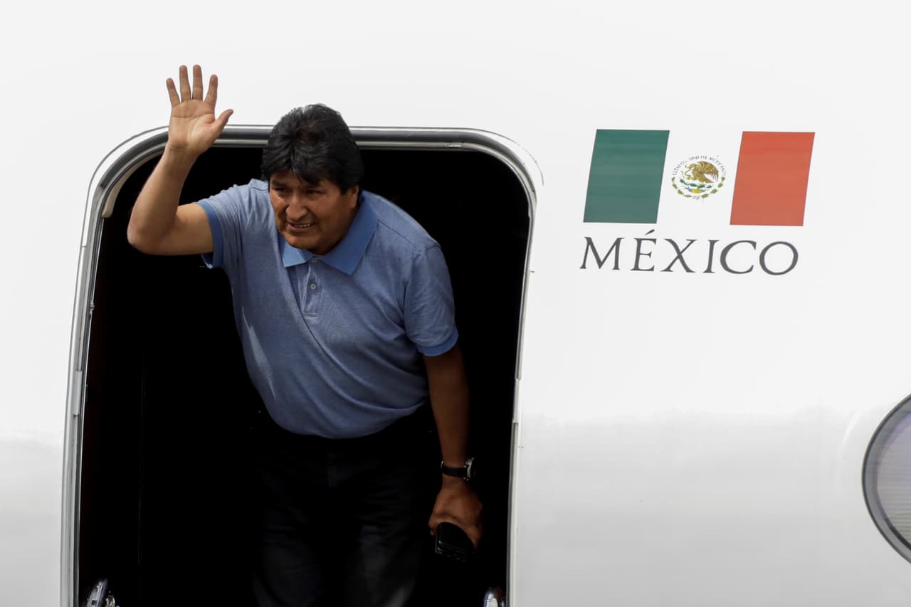 Tras un complicado periplo, Evo Morales llega a México como asilado y promete continuar su "lucha política"