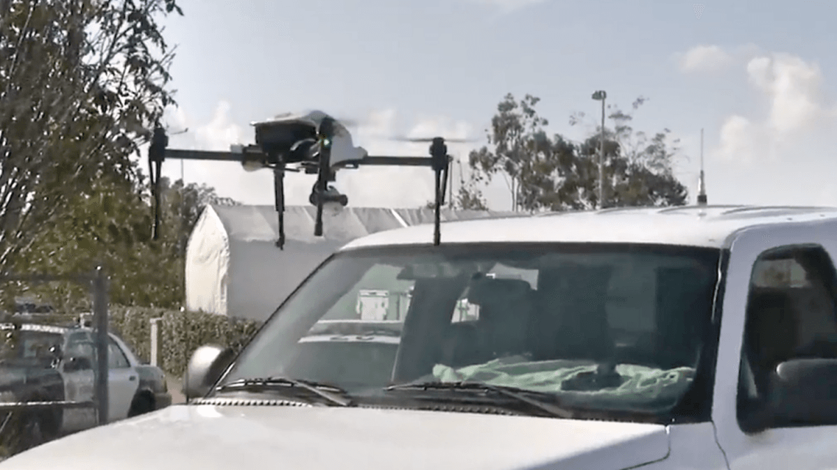 Entrenamiento para ver al interior de un vehículo donde se observa un arma.