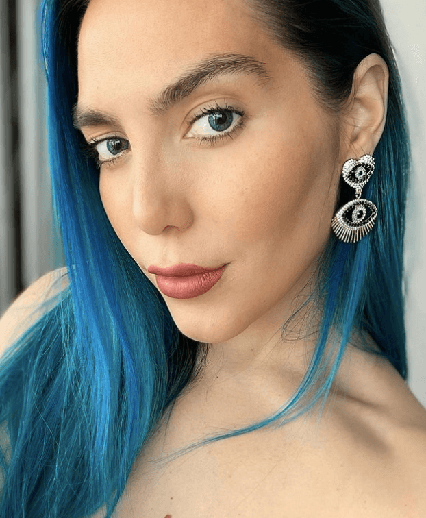 A mediados de octubre de 2021 volvió a sorprender a sus seguidores mostrando que no le tiene miedo a los cambios radicales, luciendo el cabello azul.