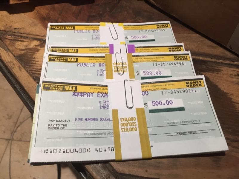 También se encontraron cheques.