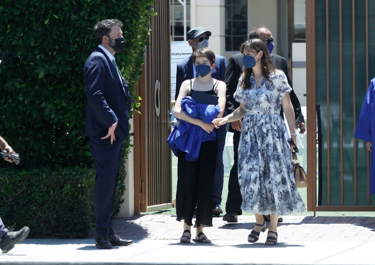 Seraphina, de 12 años, se graduó de sexto grado. La ceremonia se realizó en Santa Mónica.