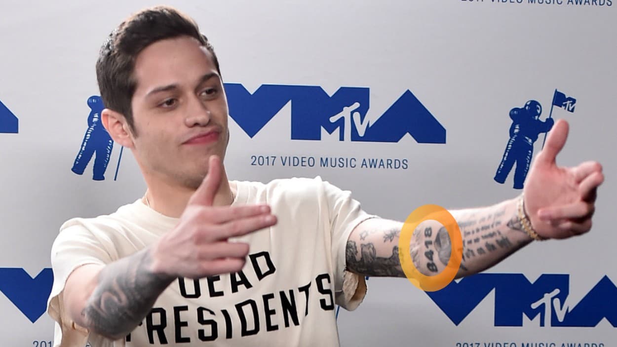 Davidson padre era un bombero de la ciudad de New York y el actor se tatuó su número de placa, 
<b>8418</b>, en el brazo izquierdo.