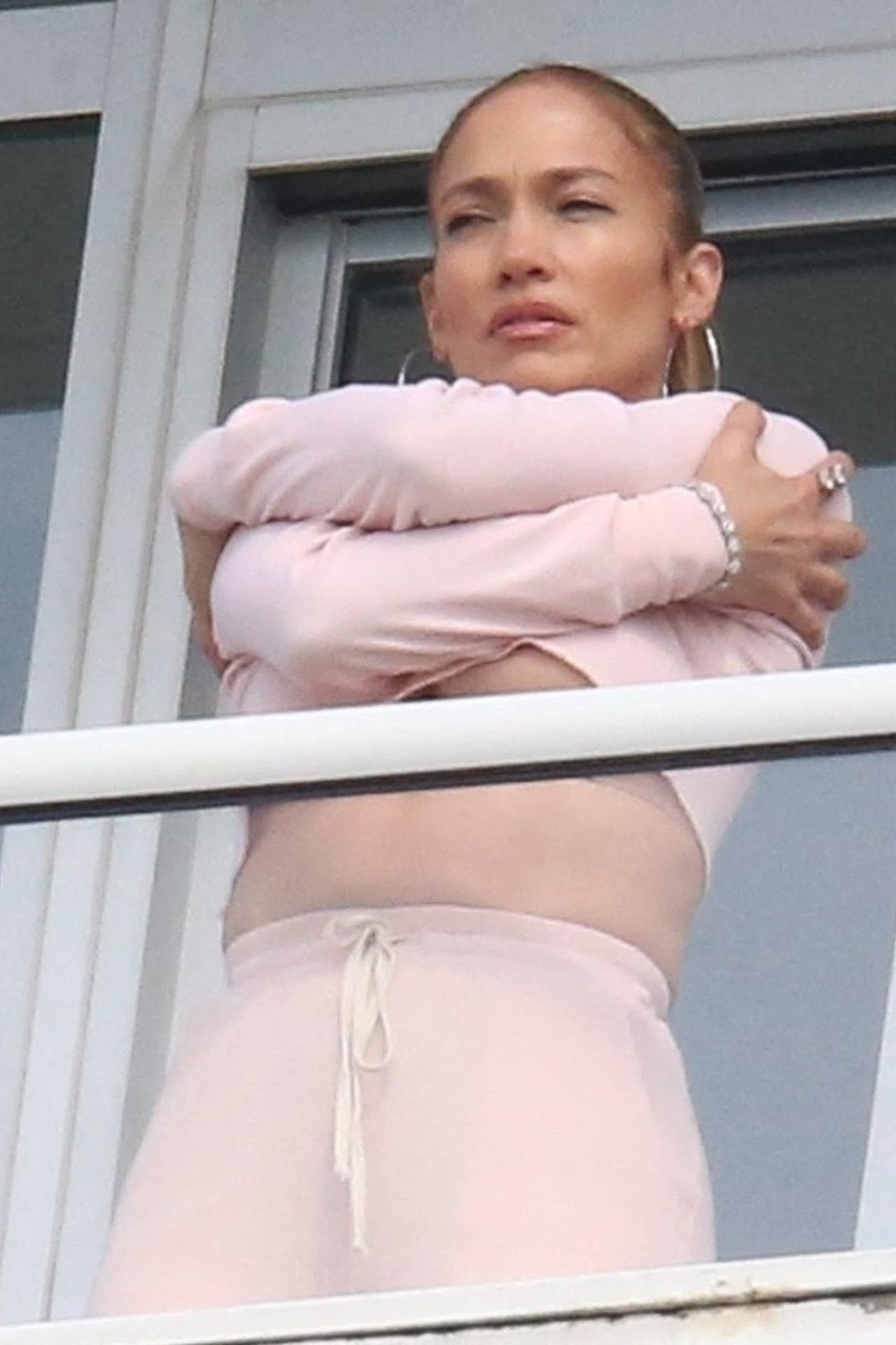 <b><a href="https://www.univision.com/famosos/jennifer-lopez-vestido-blanco-looks-capri-fotos" target="_blank">El 'outfit' de ese día</a></b> lo completó con unos pants rosados a juego y presumió su torneado abdomen. 
<br>