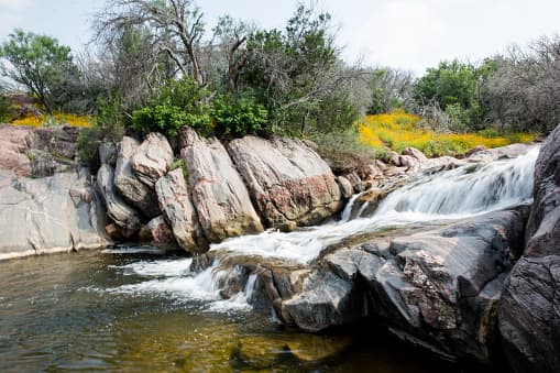 <b>Inks Lake State Park </b> 
<br>Este parque está a poco más de una hora de Austin, y es un lugar ideal para cielos oscuros, así como para pescar, nadar y escapadas de fin de semana. También es un lugar perfecto para ver las estrellas.