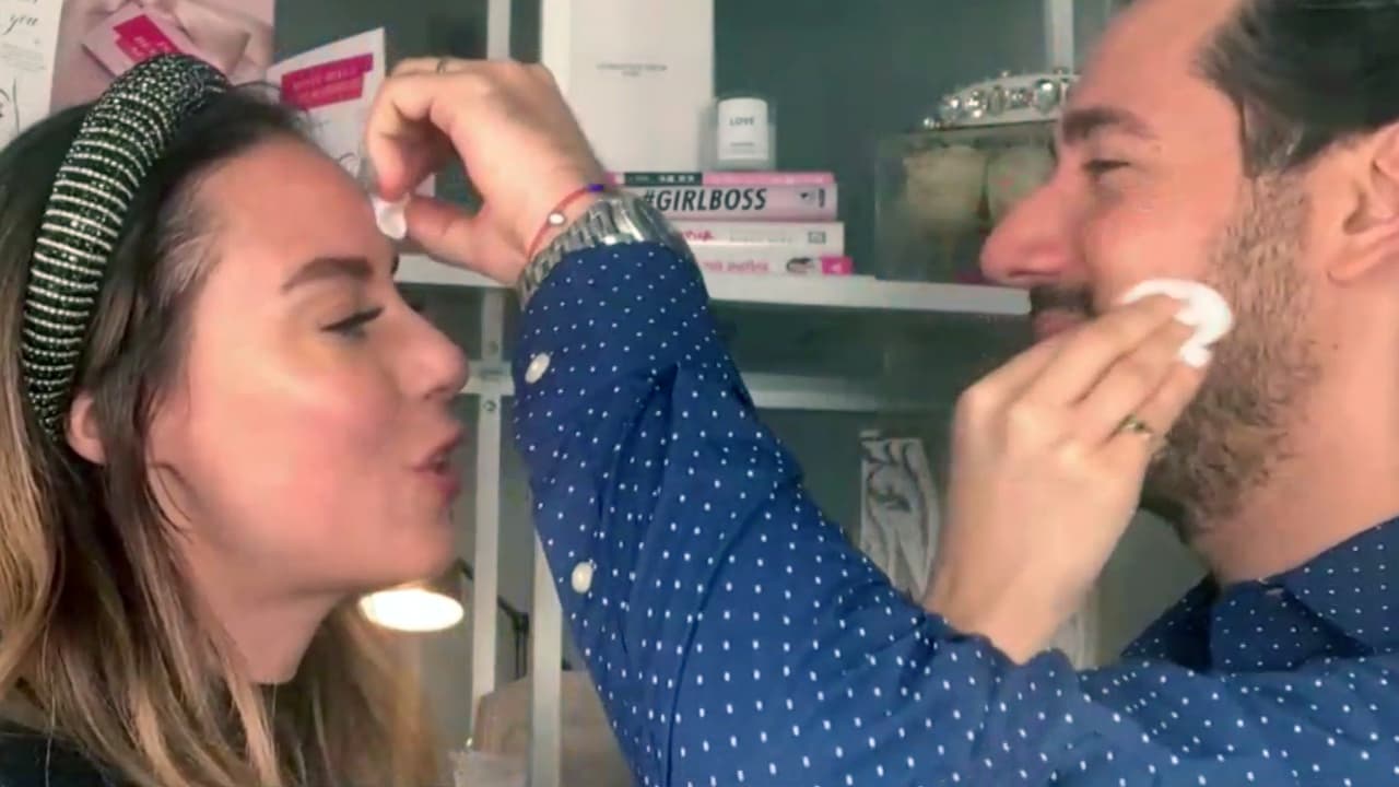 Nuestra piel ha sido una de las víctimas de la vorágine de sentimientos que nos ha traído la emergencia sanitaria. Pero puedes hacer algo por ella junto a tu pareja, y
<a href="https://www.univision.com/shows/despierta-america/rutina-de-belleza-nocturna-en-pareja-limpia-tonifica-e-hidrata-la-piel-con-ingredientes-naturales-video">limpiar, tonificar e hidratar tu rostro</a> con ingredientes naturales.