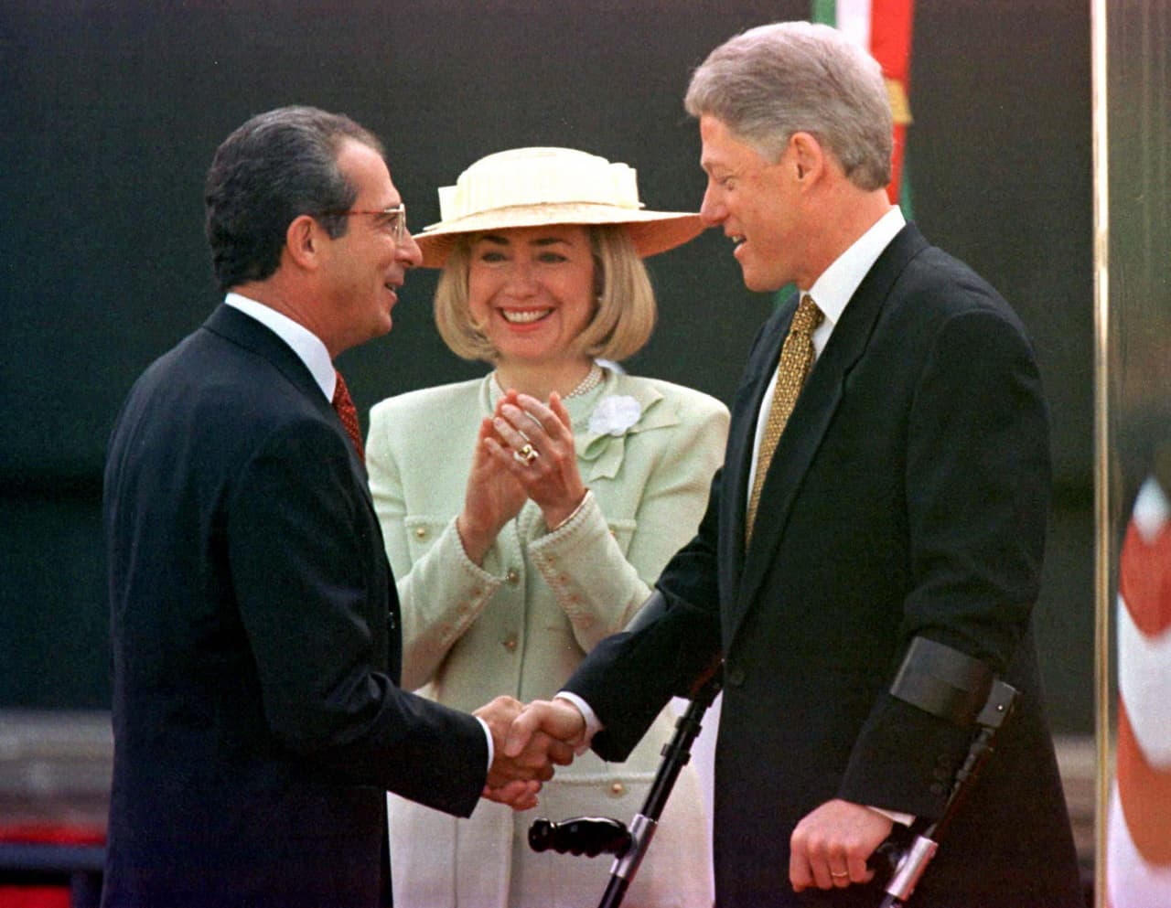 <b>Bill Clinton visita a México. </b>"El acuerdo está funcionando, funcionando para ustedes y funcionando para el pueblo estadounidense (…) En tres cortos años y, pese a la peor recesión de México en este siglo, el comercio entre nuestras naciones ha crecido casi un 60 por ciento", afirmó Bill Clinton en un discurso en el auditorio nacional de México en mayo de 1997. En aquel momento, México era el tercer socio comercial de Estados Unidos, detrás de Japón, que entonces tenía una economía 15 veces mayor que la mexicana. "Debemos acelerar el ritmo de estos esfuerzos, para llegar a más gente y más comunidades", afirmó el presidente de EEUU en una Ciudad de México que lo recibió con protestas.