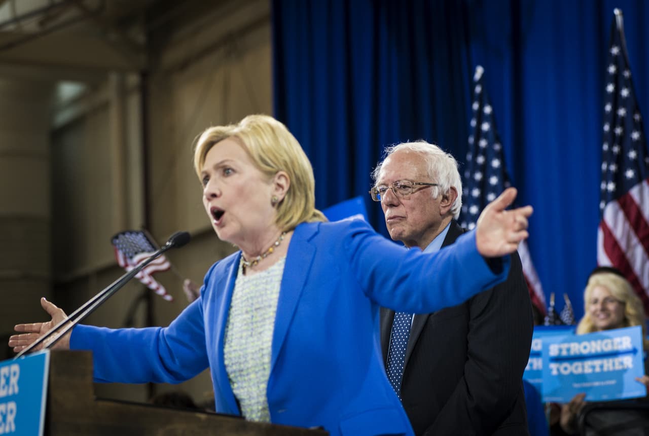 "Gracias, gracias Bernie por tu apoyo, pero más que eso, gracias por toda una vida de batallar contra la injusticia, y me siento orgullosa de pelear a tu lado", expresó la candidata.