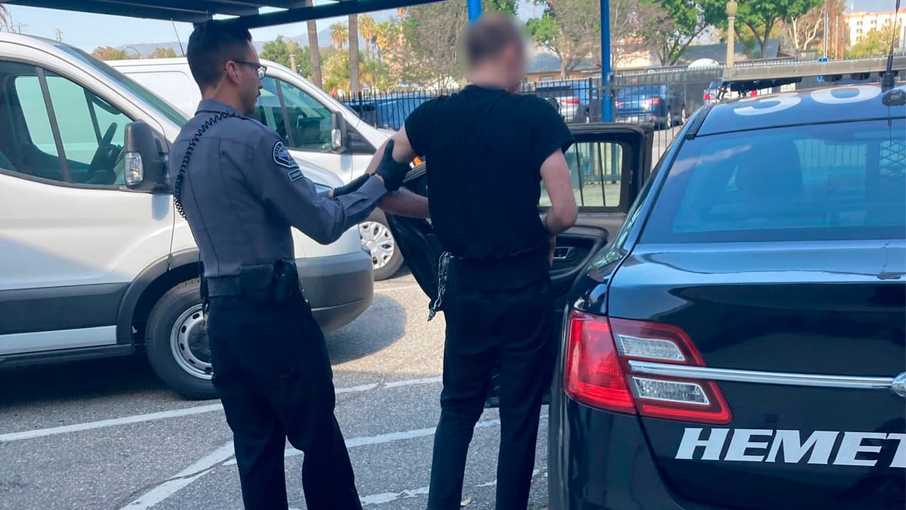 Detienen a dos sospechosos por cargos graves de tortura y trata de personas en Hemet