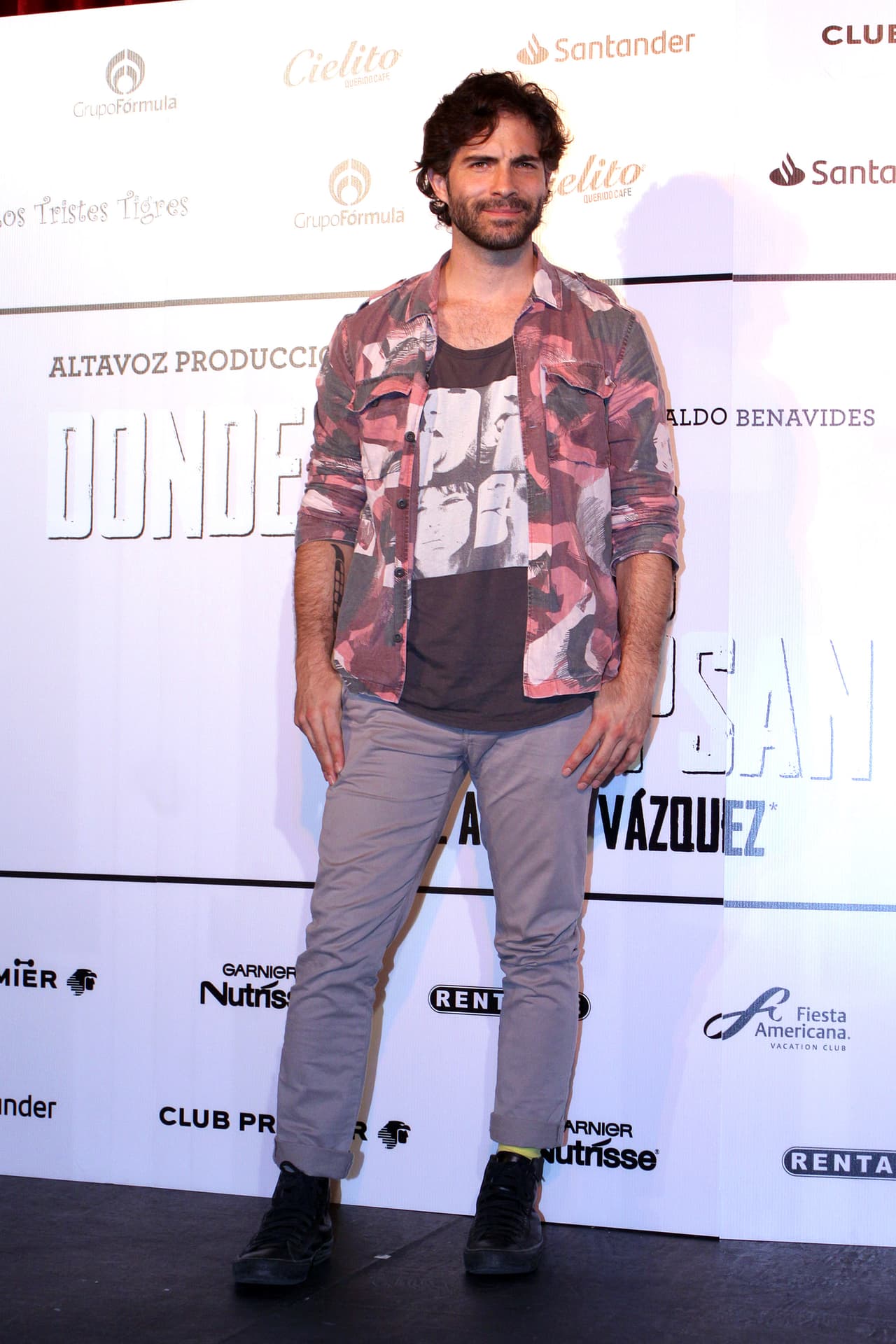 Adicionalmente,
<b>Osvaldo Benavides</b> y el cantante tienen el cabello quebrado y de color oscuro.