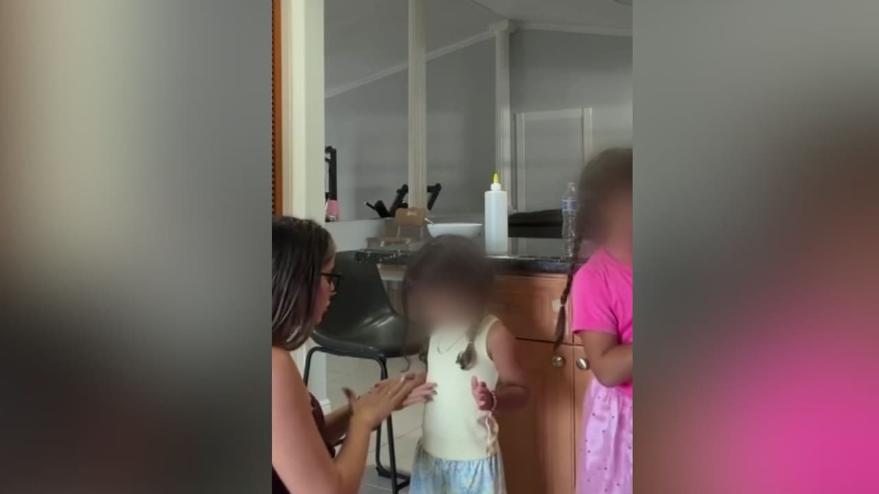 Arrestan a una mujer en Florida acusada de poner cera caliente sobre las manos de una de sus hijas