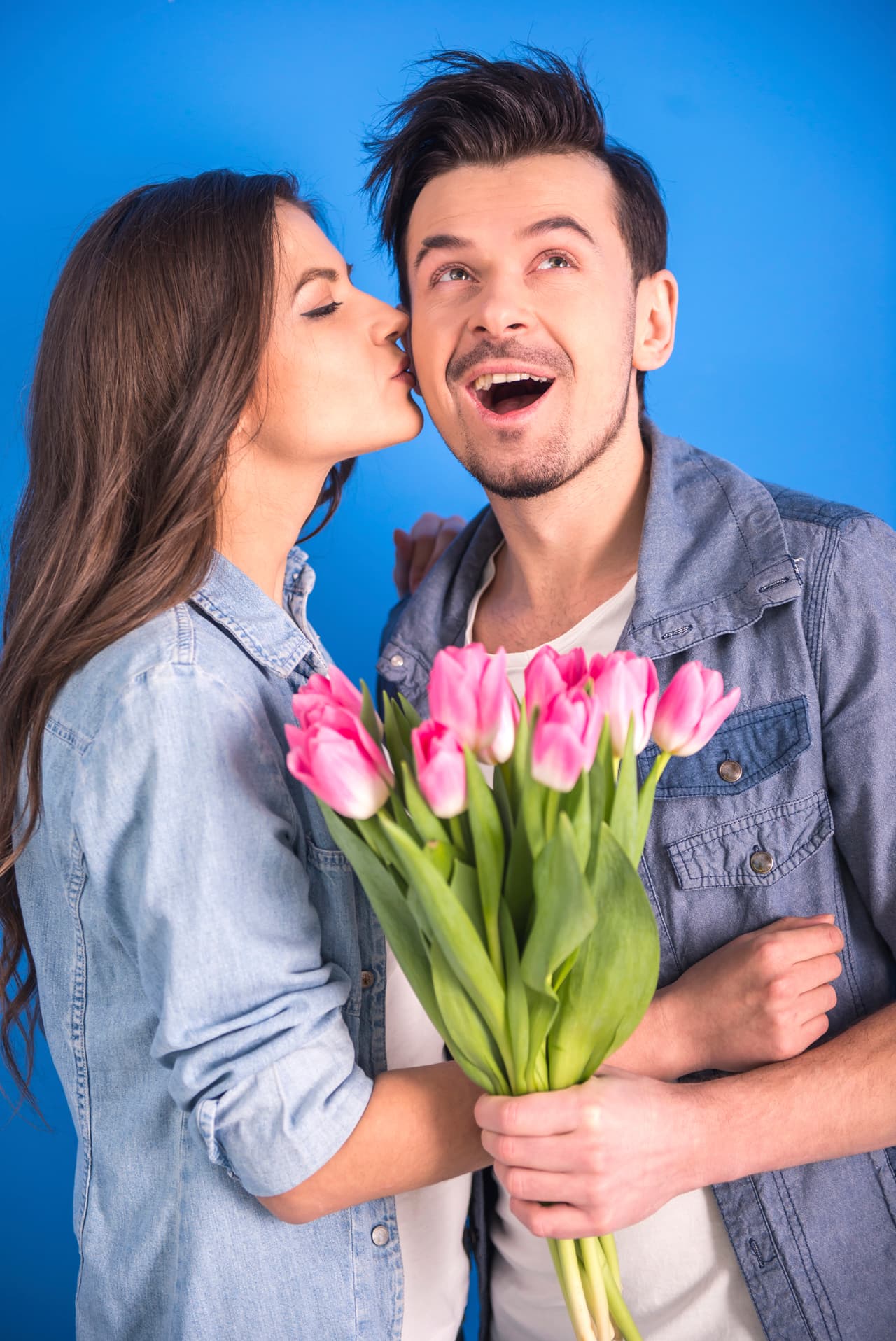 Generalmente apoyan la cabeza en el cuello y el hombro de la otra persona, un reflejo afectuoso de la parte del cuerpo que rige su signo y no solamente reconforta a quien lo recibe sino le estimula a salir adelante de cualquier situación difícil.
