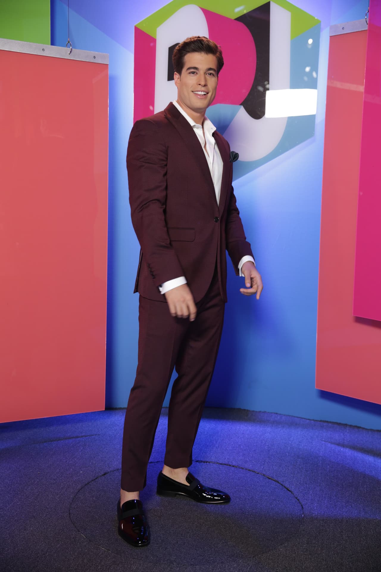 Otro de los hombres mejor vestidos fue Danilo Carrera, que eligió un traje sport con camisa y pañuelo en el bolsillo. Lo completó llevando zapatos casuales sin medias.