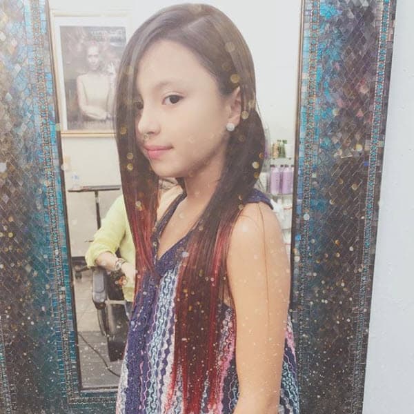 La nena ya tiene nueve años y cada vez se parece más a su madre.