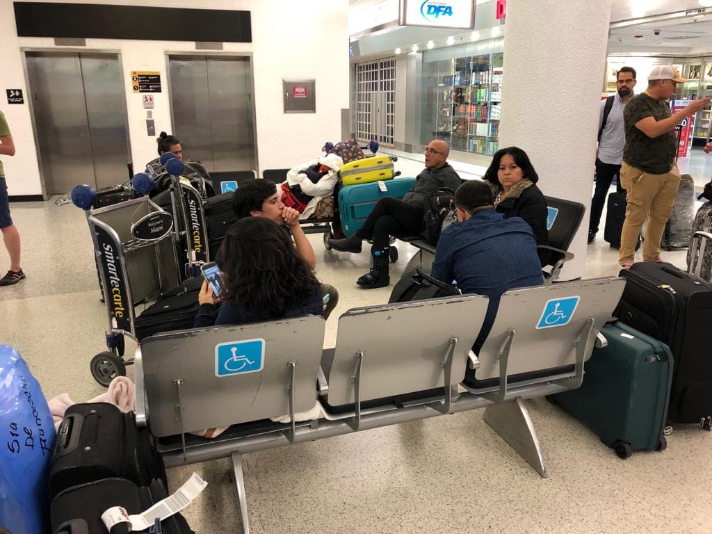 La molestia y frustración de los pasajeros se evidenció también en redes sociales, “tengo viaje este sábado 18 de mayo Valencia-Barcelona-Miami y no sé que hacer, no contestan los mensajes ni llamadas”, dijo @aynek17 en Instagram.