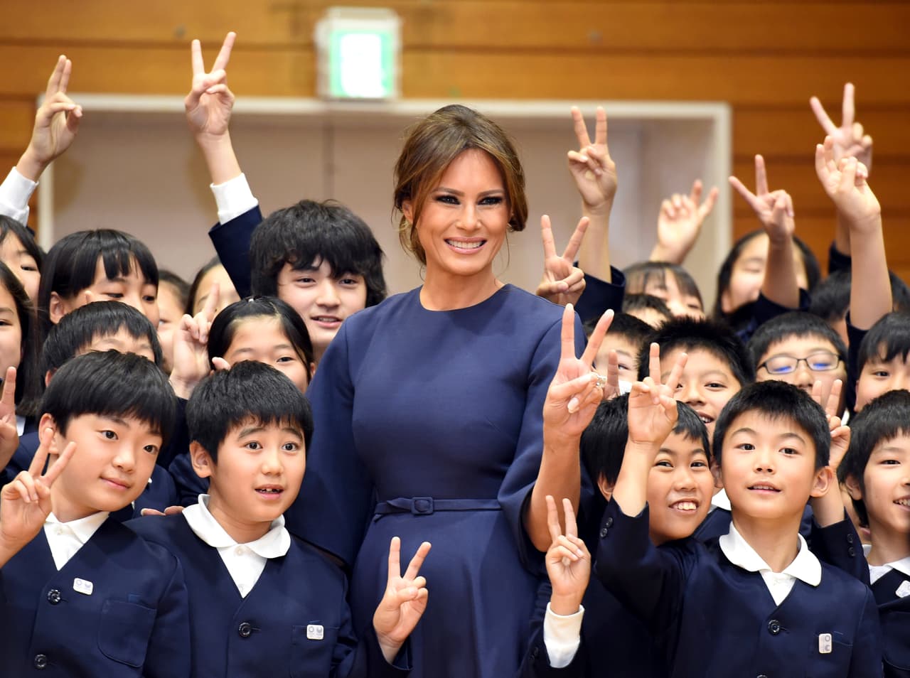 La primera dama de EEUU Melania Trump visitó la escuela primaria Kyobashi Tsukiji en Tokio. Allí compartió con los pequeños estudiantes.