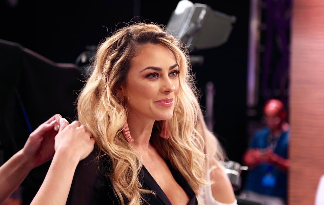 <b><a href="https://www.univision.com/famosos/casi-tan-grande-como-ella-aracely-arambula-presume-al-mayor-de-los-hijos-que-tuvo-con-luis-miguel-fotos" target="_blank">"Es bonito que como mamás estemos realizadas"</a></b>, comentó, "porque los hijos van a estar más contentos, así que pues todo lo mejor, mi cariño, mi admiración y respeto a las mamás que salen a trabajar tan temprano y a veces pasan mucho tiempo sin estar con sus hijos". 
<br>