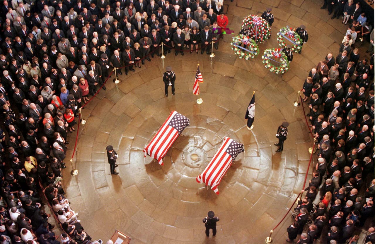 <b>Dos policías muertos por el tiroteo de un hombre mentalmente inestable (24 de julio de 1998</b>)
<br>
<br>Russell Weston,
<a href="https://www.washingtonpost.com/wp-srv/national/longterm/shooting/stories/weston042399.htm"> <u>quien luego fuera diagnosticado de esquizofrenia paranoide</u></a>, llegó a una concurrida puerta del edificio y abrió fuego contra autoridades y turistas. 
<br>
<br>Los oficiales de la Policía del Capitolio Jacob Chesnut y John Gibson fallecieron en ese incidente. La fotografía muestra el funeral de los agentes en la Rotonda del Capitolio.
<br>