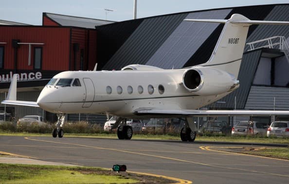 El avión de 
<b>Tom Cruise</b> es un 
<b>Gulfstream IV</b>, propulsado por dos turbinas Rolls Royce, para llevarlo a una velocidad de 
<b>680 millas por hora</b>. Puede llevar hasta 
<b>18 personas</b> a una altitud de
<b> 45,000 pies</b>, y por una distancia de 5,000 millas. El precio se estima por arriba de los 
<b>36 millones de dólares.</b>