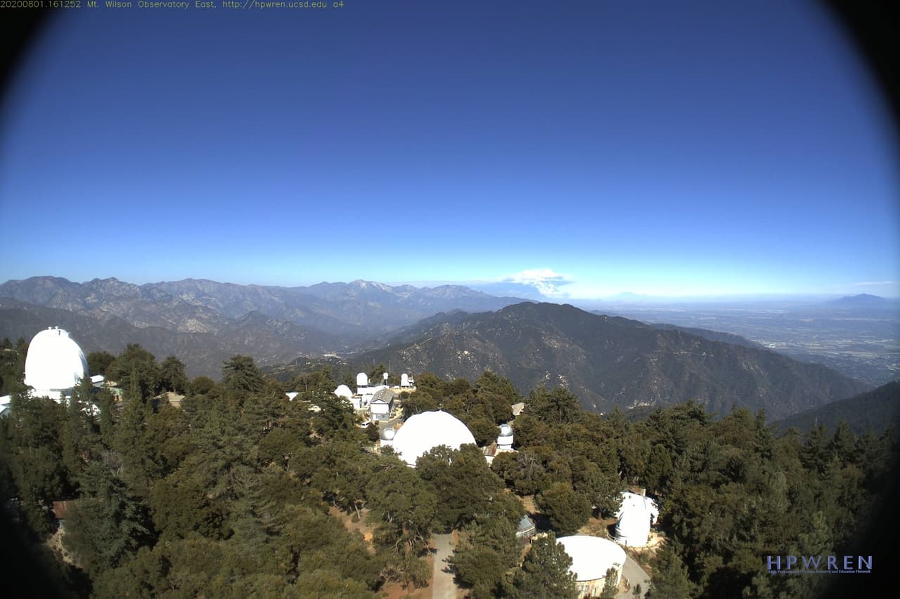 Adviertiendo que la estructura de 116 años puede quedar reducida a cenizas en caso de que las llamas del incendio Bobcat no puedan ser contenidas.