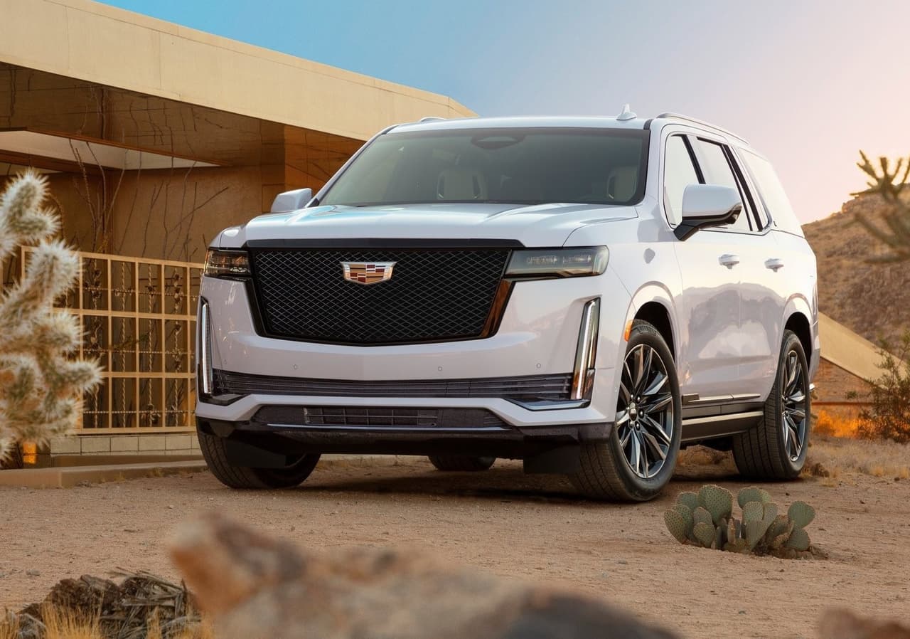 <h3 class="cms-H3-H3"><b>Cadillac Escalade 2021</b></h3>
<br>
<br>Esta SUV de lujo llega a su quinta generación con un nuevo diseño y cargada de tecnología, incluyendo más de 38 pulgadas diagonales en pantallas OLED, 36 bocinas de alta calidad y un nuevo sistema de conducción autónoma. La nueva Escalade saldrá a la venta en Estados Unidos a finales de 2020 con un precio inicial de 76,195 dólares.
<br>