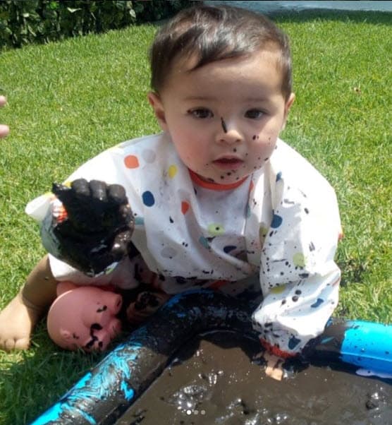 León Alexander tiene la fortuna de convivir con sus dos padres a pesar de que estos no tienen una relación de pareja, así lo dijo Arleth Terán en entrevista para 'Ventaneando' en abril de 2018, donde también mencionó que el cineasta la apoya mucho y cuida a su hijo mientras ella trabaja.