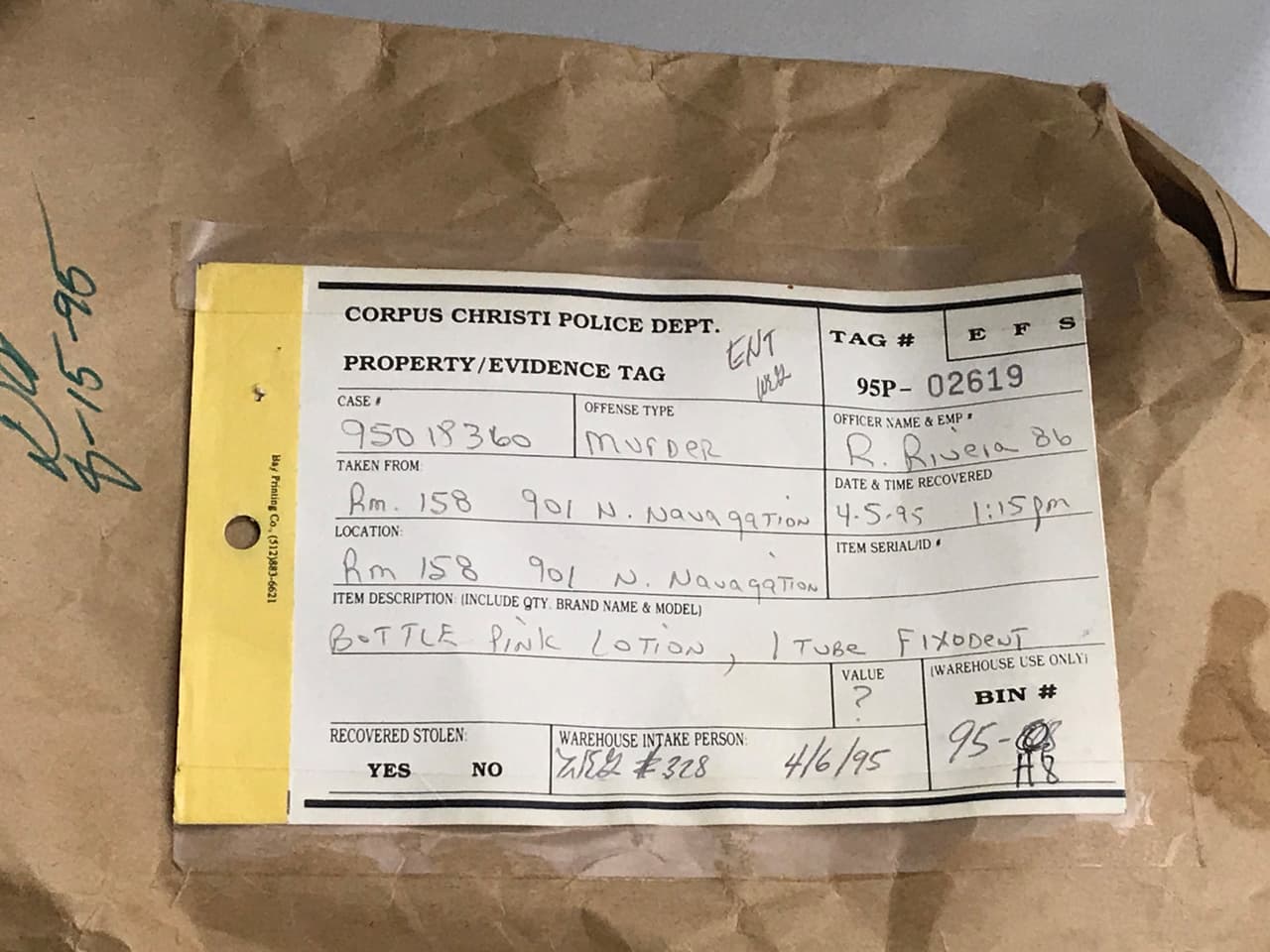 En esta bolsa de papel, la policía guardó el Fixodent, un tubo de pasta para denturas postizas que tenía Saldívar. Este tipo de envoltura, con una etiqueta con los datos del agente que ocupó la evidencia, es parte del proceso que se sigue para garantizar la cadena de traspaso de la prueba para que posteriormente pueda utilizarse en un juicio.