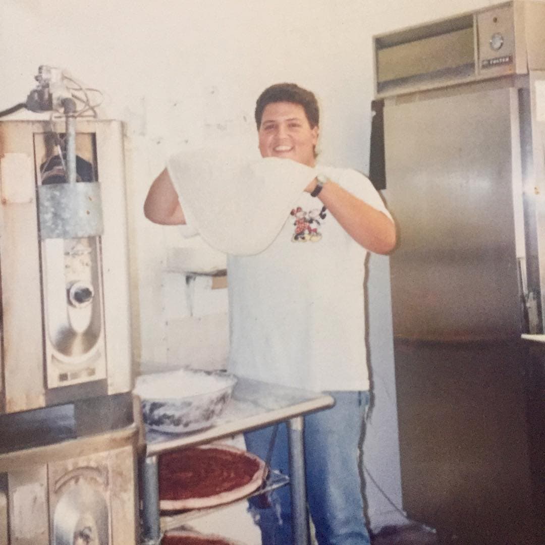 Otra foto del pasado del presentador es esta en donde lo vemos a poco tiempo de estar en el país y trabajar en una pizzería mientras esperaba a cumplir su sueño de llegar a una televisora como en su natal Venezuela.