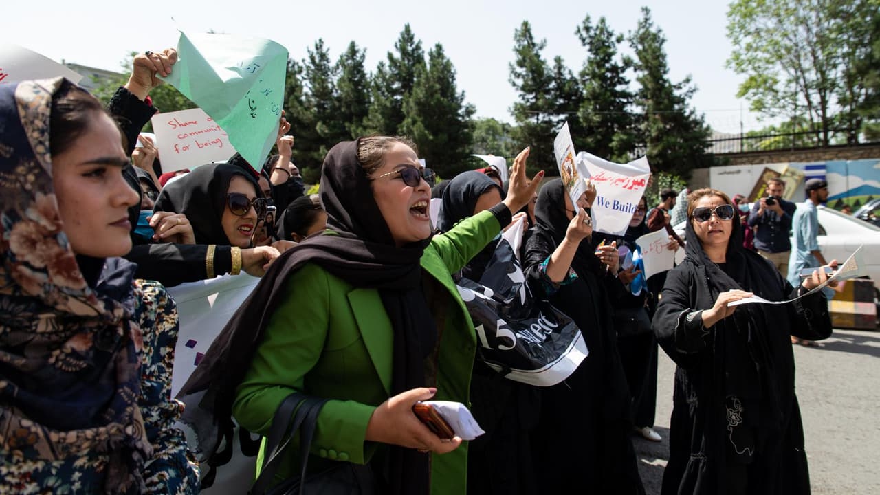 Maruan Soto Antaki, experto en temas de Medio Oriente, habla sobre el impacto de la influencia talibán en la sociedad afgana, indicando que se instaló una teocracia y que preocupa la inseguridad en algunas zonas. Hace énfasis en la situación de las mujeres, que resultan afectadas por creencias y restricciones ordenadas. 
<a href="https://vix.com/es-es/canales/channel-callsign-frequancy-news-24-7?utm_medium=internal_referral&utm_source=univision&utm_campaign=evergreen&utm_content=ed_news&utm_term=video"><b>Puedes ver en ViX más noticias gratis</b></a>.