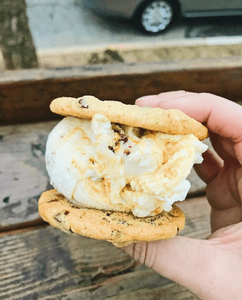 <b><a href="https://www.morganfoodhall.com/">Número 8: Morgan Street Food Hall (411 W Morgan St, Raleigh)</a></b>. Es un salón de comidas urbano con 21 vendedores relacionados con alimentos ubicados en el distrito de almacenes del centro de Raleigh, entre ellos encontrarás opciones de helado.