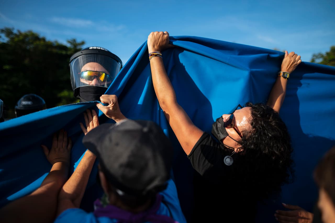El miércoles LUMA Energy demandó a la Unión de Trabajadores de la Industria Eléctrica y Riego (UTIER) y a su presidente, Ángel Rafael Figueroa Jaramillo, además de a la Asociación de Jubilados de la Autoridad de Energía Eléctrica (AJAEE), porque alegadamente impedían acceso a algunas instalaciones eléctricas, según medios locales.
<br>