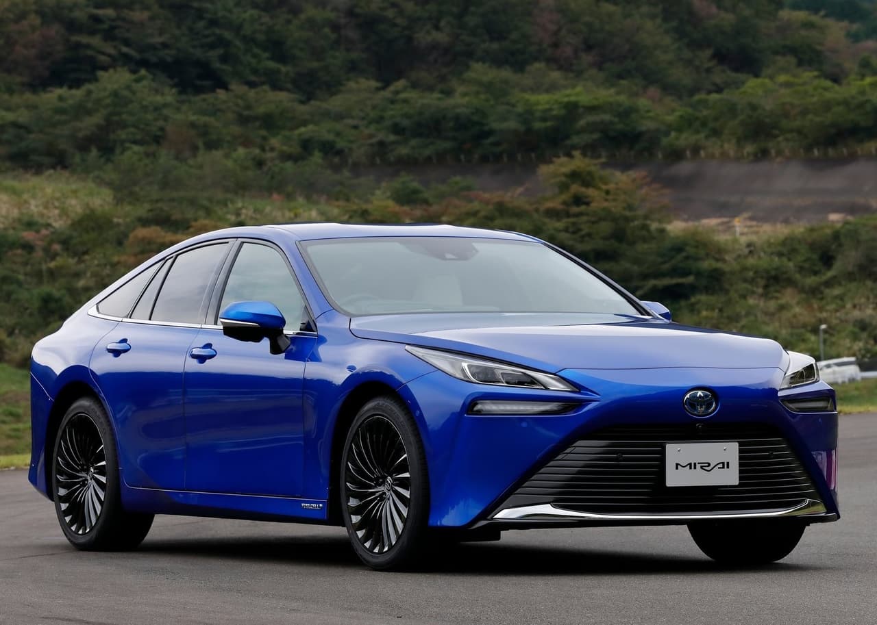 Primero, el nuevo Mirai fue desarrollado sobre la misma plataforma TNGA-L que usan los modelos de Lexus, LS y LC 500, beneficiándose así de un mayor espacio y una dinámica de conducción mejorada.